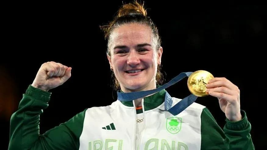 Atleta irlandesa mostrando medalla de oro Atleta irlandesa mostrando medalla de oro
