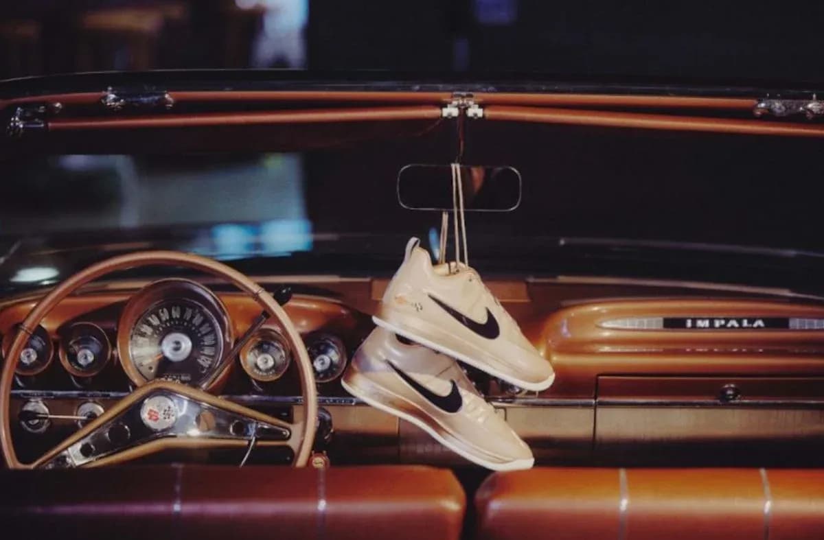 Zapatillas Nike colgadas en el interior de un coche Zapatillas Nike colgadas en el interior de un coche