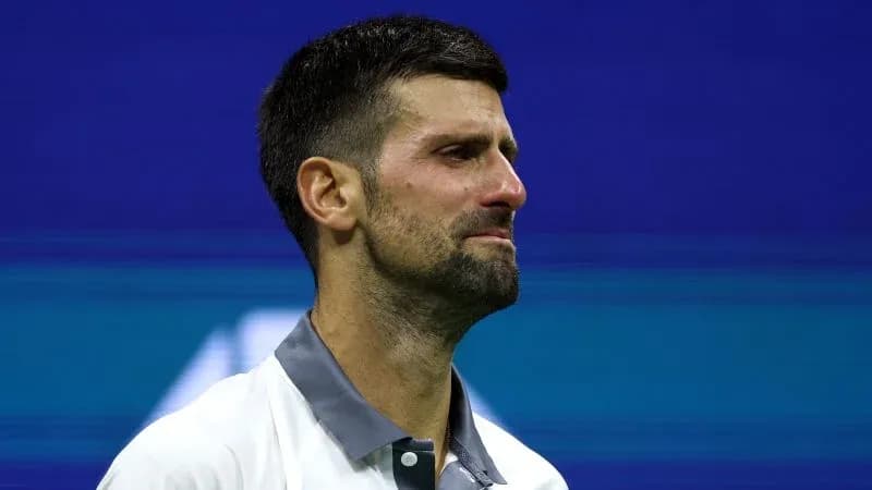 Jugador de tenis con lágrimas tras partido Jugador de tenis con lágrimas tras partido