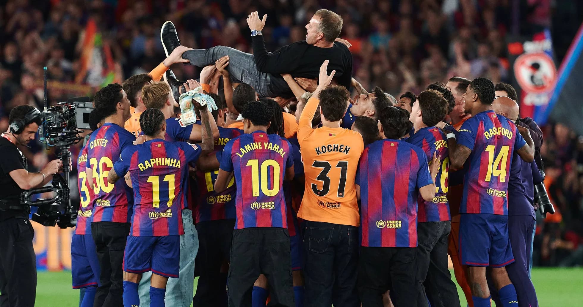 Equipo del FC Barcelona celebrando con el entrenador Equipo del FC Barcelona celebrando con el entrenador
