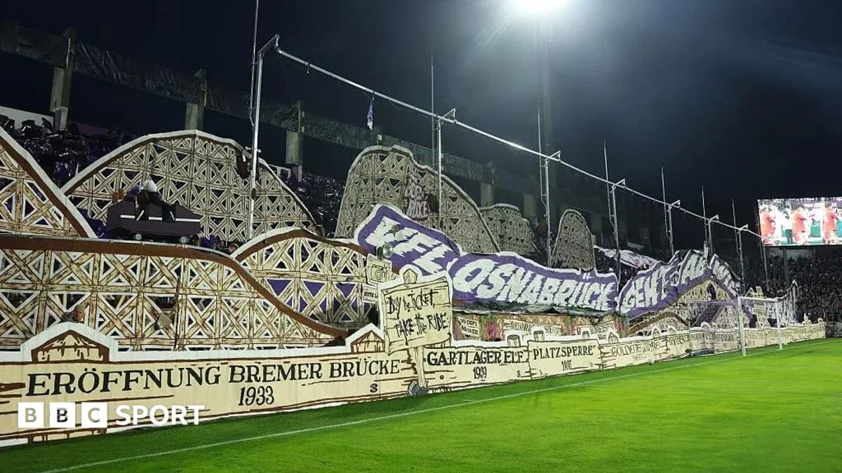 Banderas y tifos en el estadio durante el partido Banderas y tifos en el estadio durante el partido