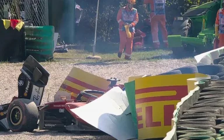 Coche de Fórmula 1 chocado contra barrera de neumáticos Coche de Fórmula 1 chocado contra barrera de neumáticos