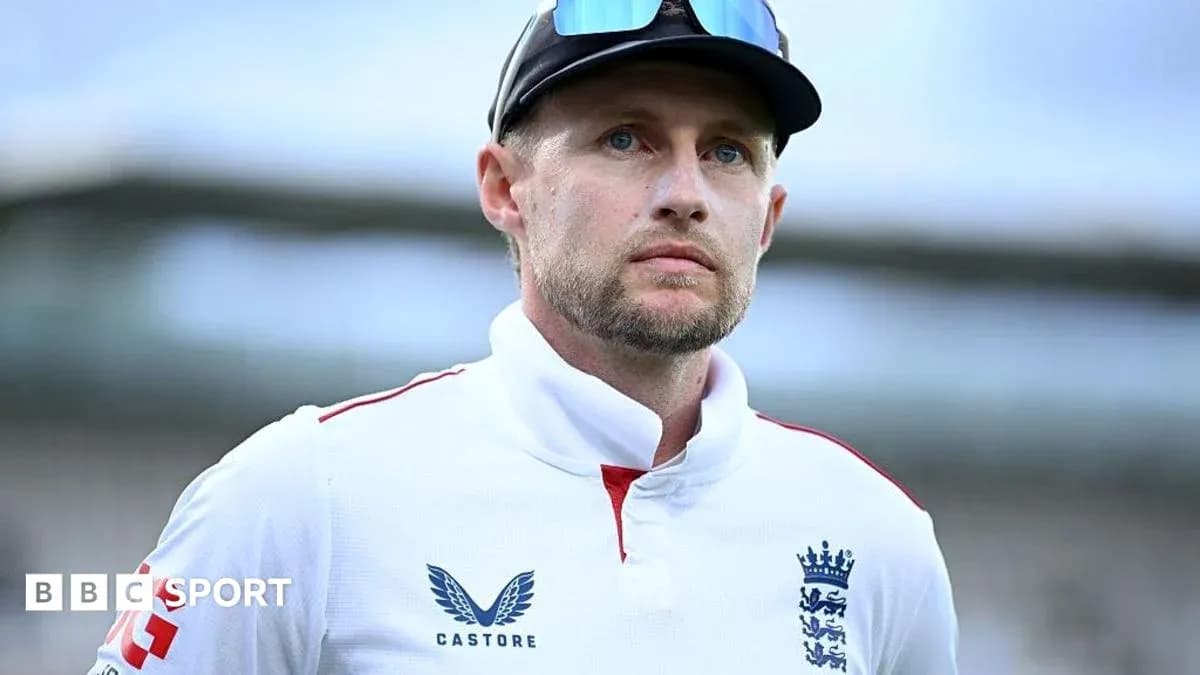 Jugador de cricket con uniforme de Inglaterra en el campo Jugador de cricket con uniforme de Inglaterra en el campo