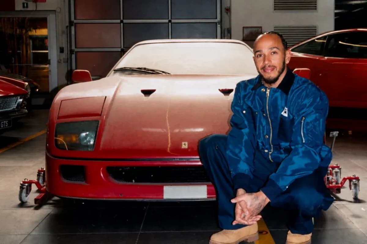 Hombre posando junto a un coche deportivo rojo Hombre posando junto a un coche deportivo rojo