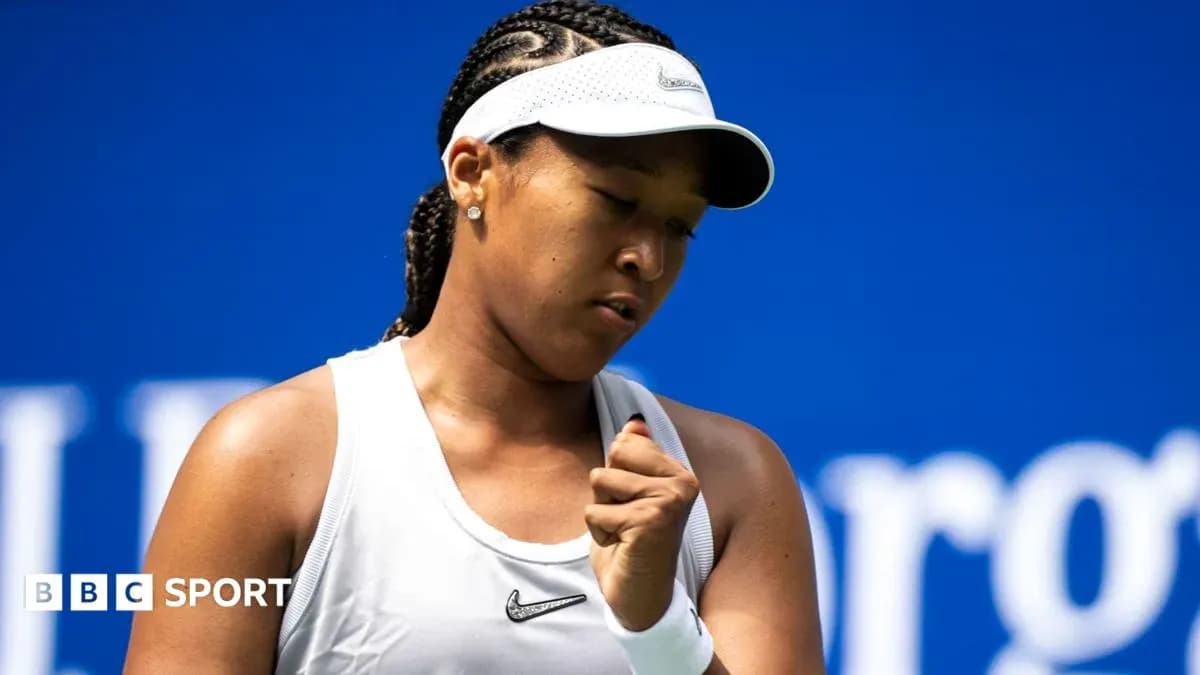 Naomi Osaka en acción durante un partido de tenis Naomi Osaka en acción durante un partido de tenis