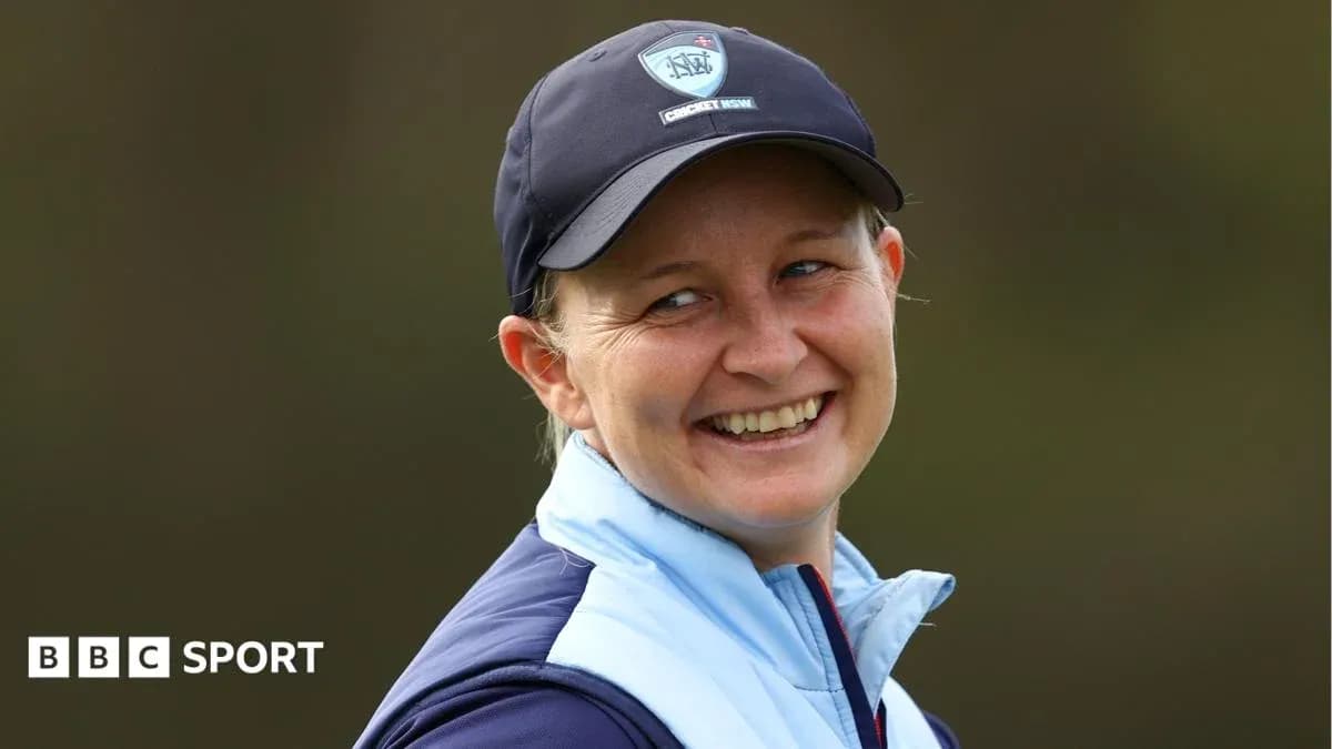 Mujer sonriendo con gorra de cricket NSW Mujer sonriendo con gorra de cricket NSW
