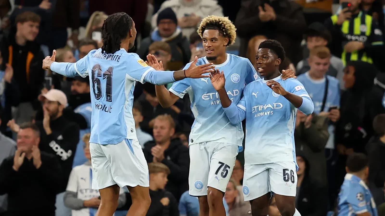 Jugadores de Manchester City celebrando un gol juntos Jugadores de Manchester City celebrando un gol juntos