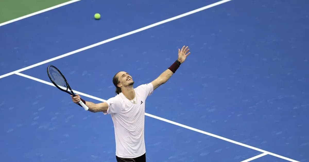 Jugador celebrando en la cancha de tenis azul Jugador celebrando en la cancha de tenis azul