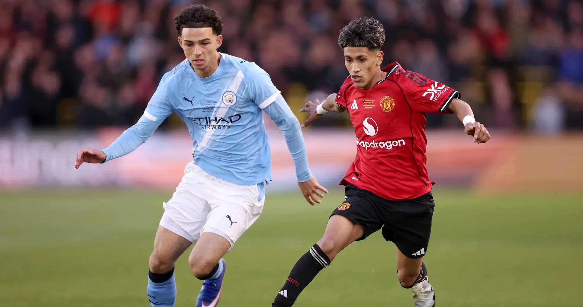 Jugadores de Manchester City y Manchester United compitiendo Jugadores de Manchester City y Manchester United compitiendo