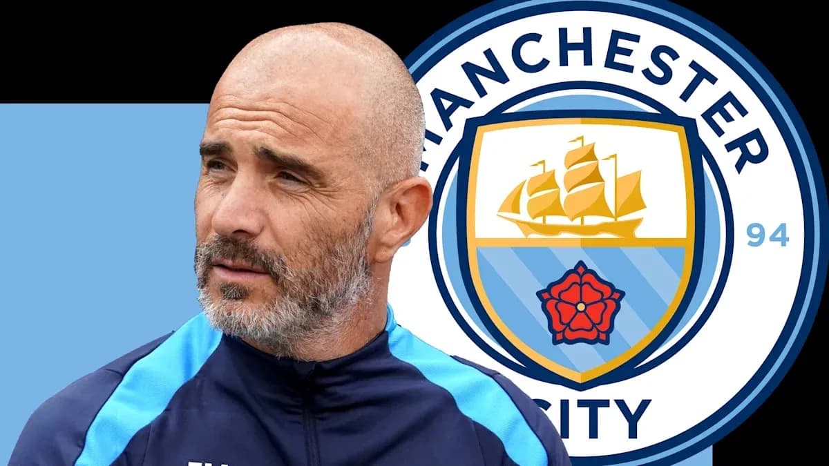 Entrenador frente al escudo de Manchester City Entrenador frente al escudo de Manchester City