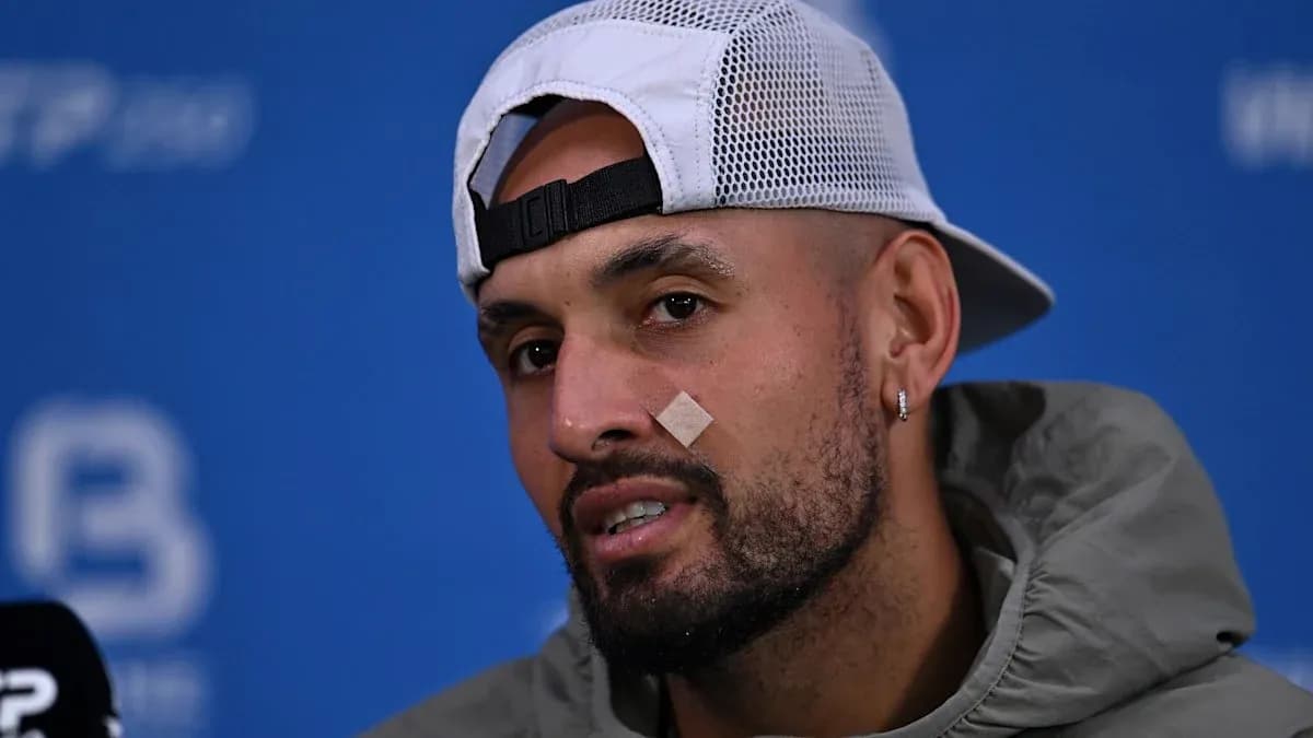 Jugador en rueda de prensa con vendaje en la cara Jugador en rueda de prensa con vendaje en la cara