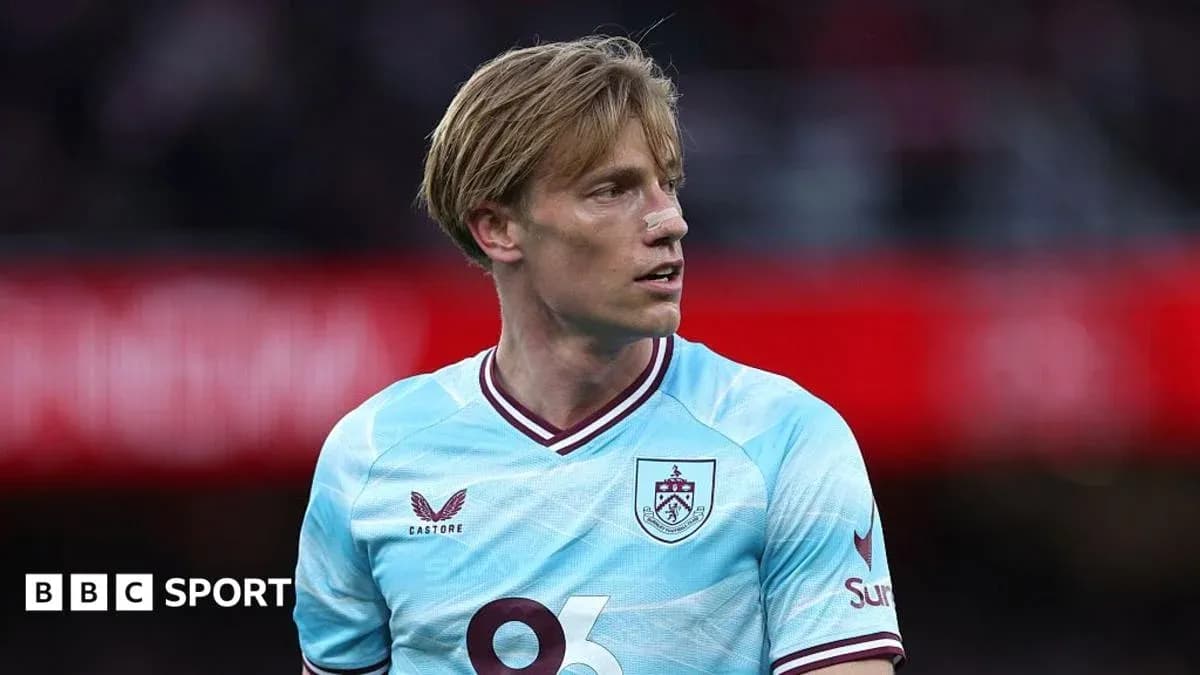 Jugador de Burnley con camiseta celeste en el campo Jugador de Burnley con camiseta celeste en el campo