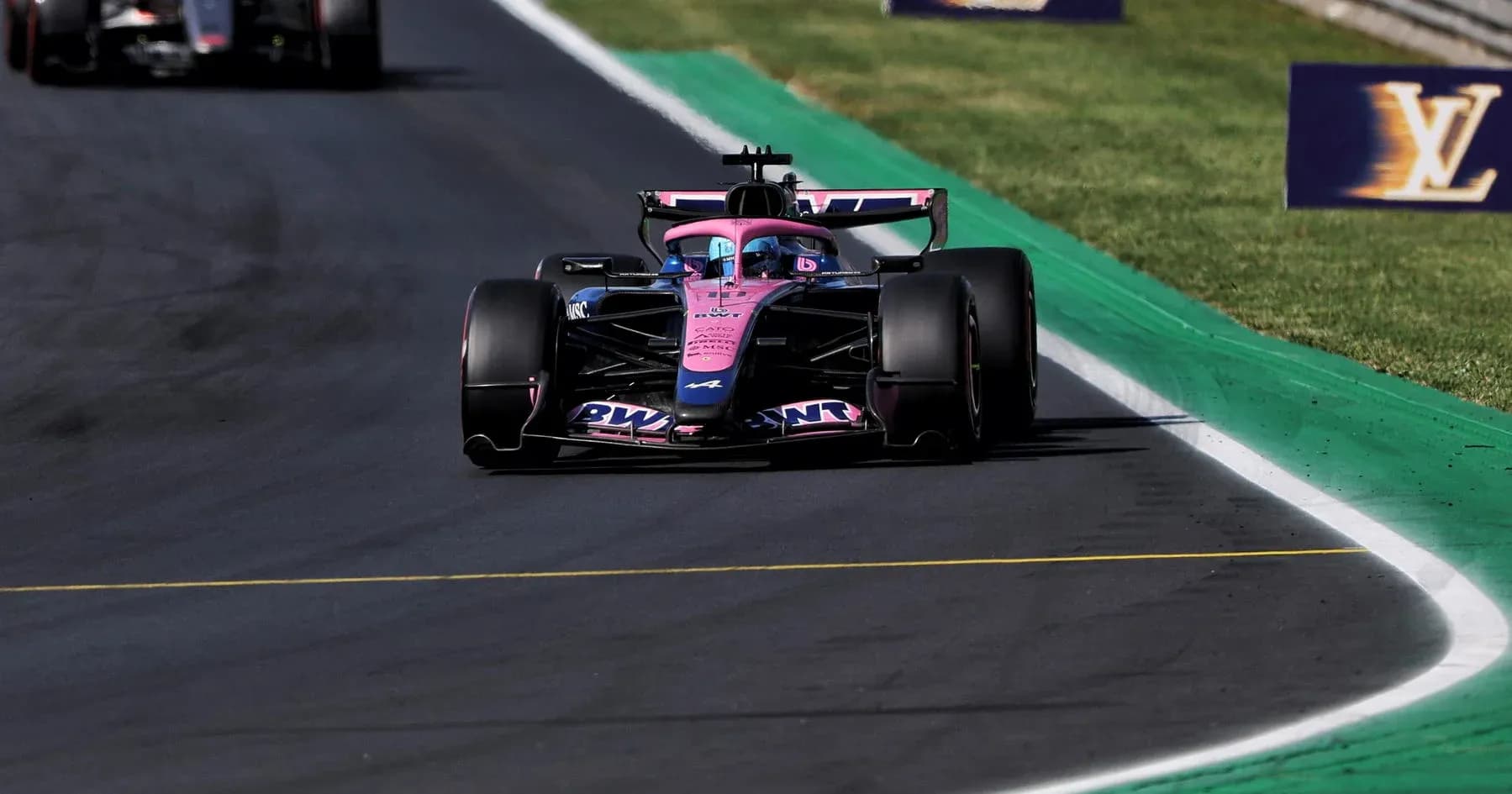 Coche de Fórmula 1 de color rosa en pista Coche de Fórmula 1 de color rosa en pista