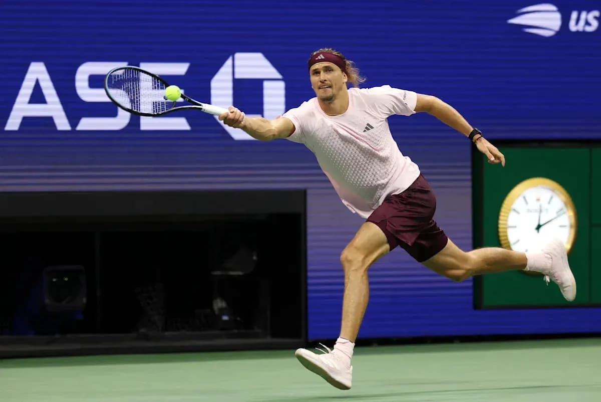 Jugador de tenis alcanzando una pelota en movimiento Jugador de tenis alcanzando una pelota en movimiento