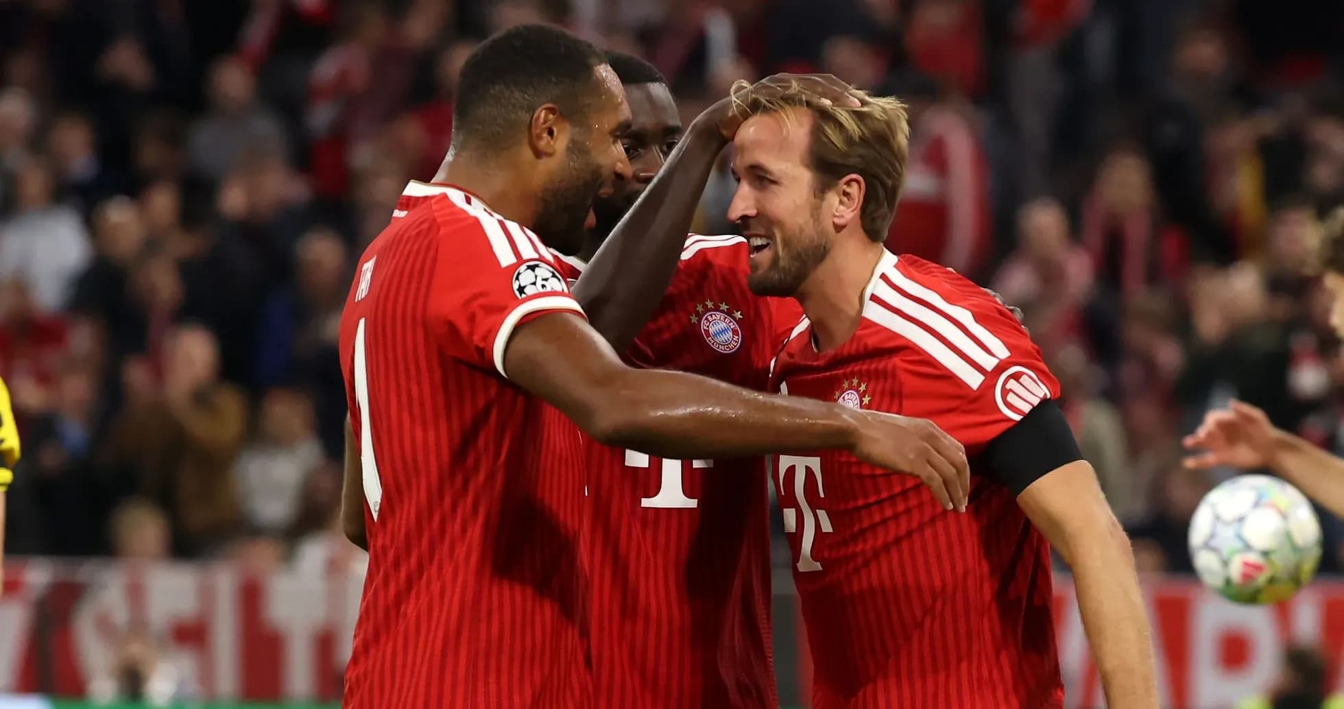 Jugadores de Bayern Múnich celebrando un gol juntos Jugadores de Bayern Múnich celebrando un gol juntos