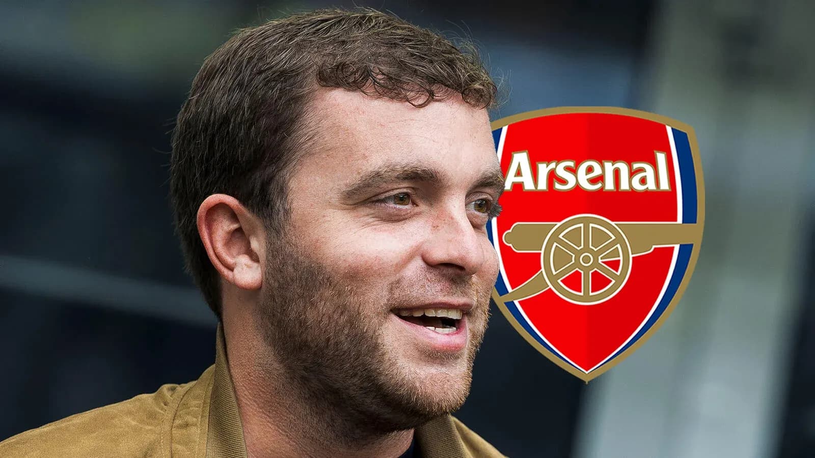 Hombre sonriendo con logo de Arsenal de fondo Hombre sonriendo con logo de Arsenal de fondo
