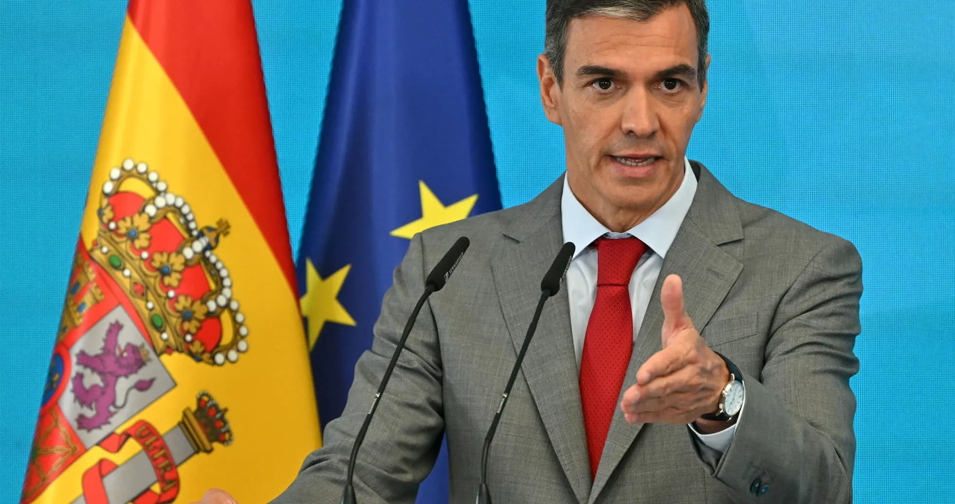 Político hablando en conferencia con banderas de fondo Político hablando en conferencia con banderas de fondo