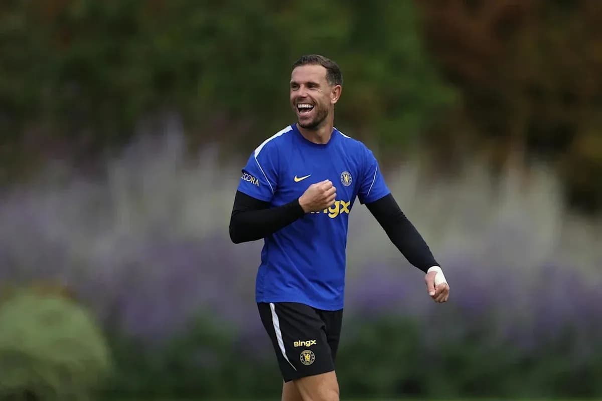 Jugador entrenando y sonriendo en la sesión Jugador entrenando y sonriendo en la sesión