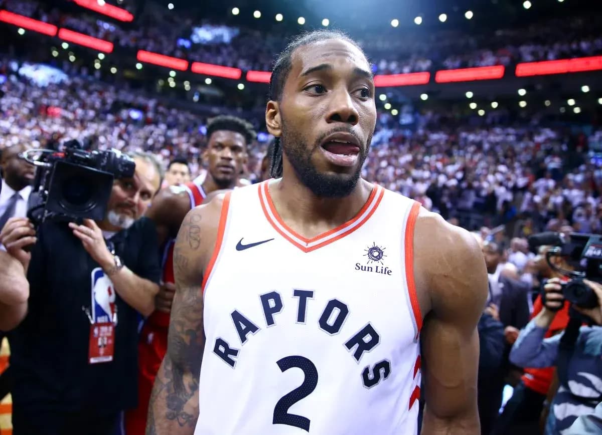 Kawhi Leonard saliendo del campo tras partido Kawhi Leonard saliendo del campo tras partido