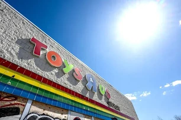 Fachada de Toys R Us bajo el sol brillante Fachada de Toys R Us bajo el sol brillante