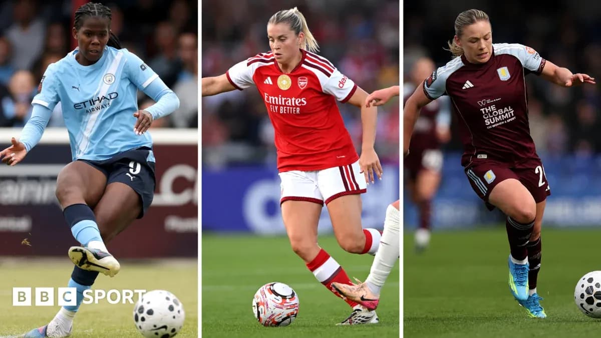 Tres jugadoras de fútbol en acción durante el partido Tres jugadoras de fútbol en acción durante el partido