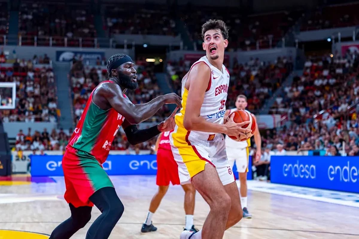 Jugador de España driblando mientras es defendido Jugador de España driblando mientras es defendido