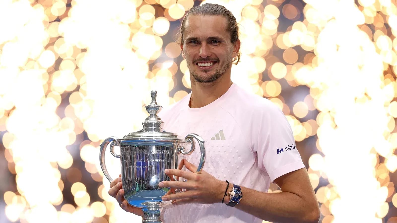 Jugador sosteniendo trofeo en ceremonia de premiación Jugador sosteniendo trofeo en ceremonia de premiación