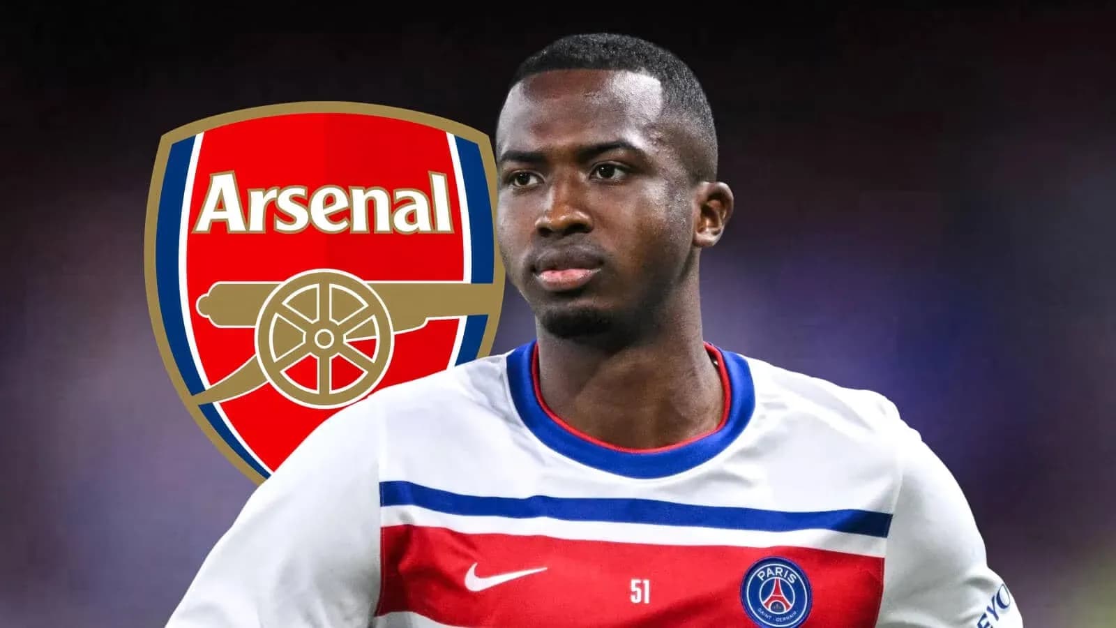 Jugador con camiseta del PSG frente al escudo del Arsenal Jugador con camiseta del PSG frente al escudo del Arsenal