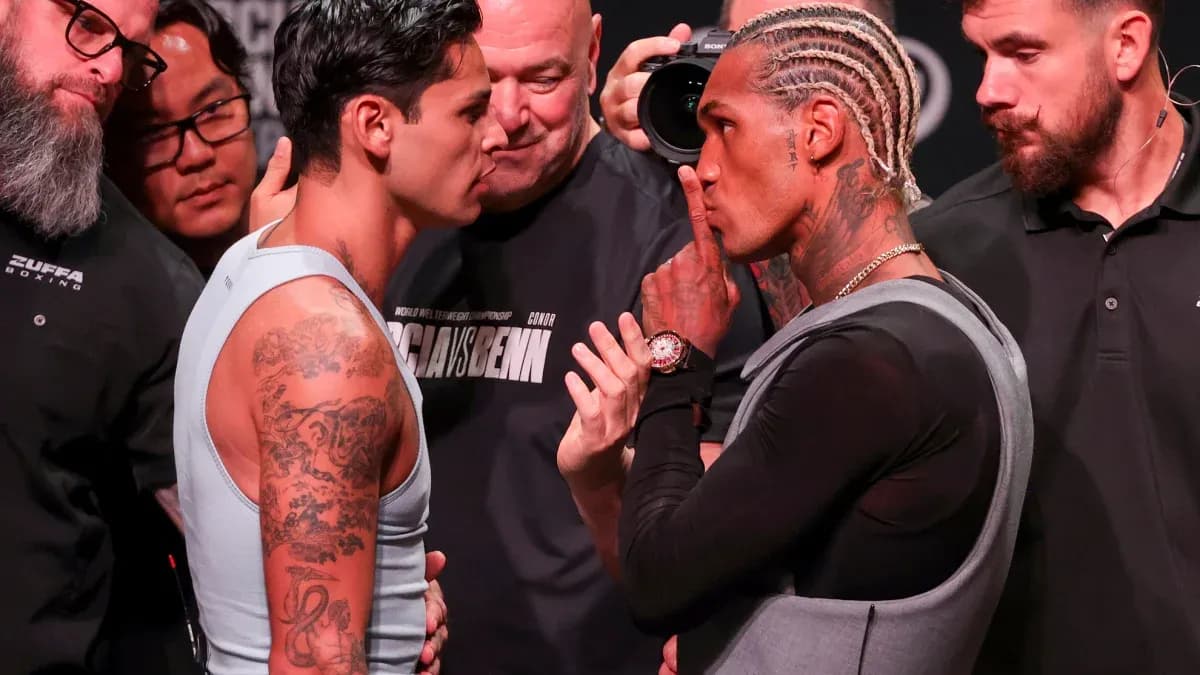 Boxeadores cara a cara en ceremonia de pesaje Boxeadores cara a cara en ceremonia de pesaje
