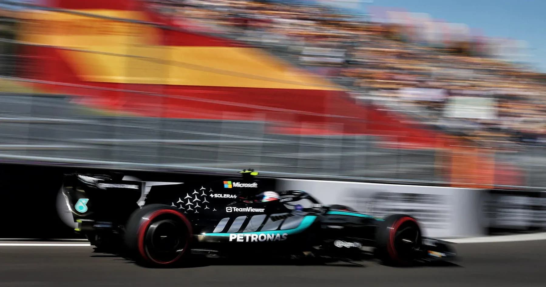 Coche de Fórmula 1 acelerando en circuito Coche de Fórmula 1 acelerando en circuito