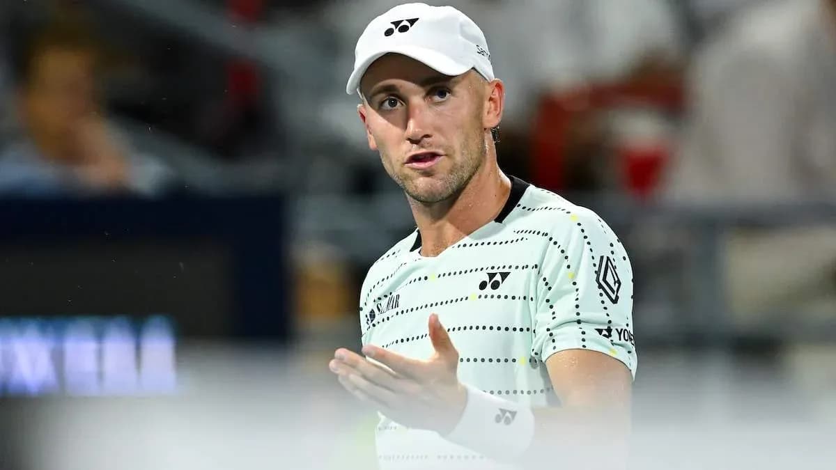 Jugador de tenis señalando durante un partido Jugador de tenis señalando durante un partido