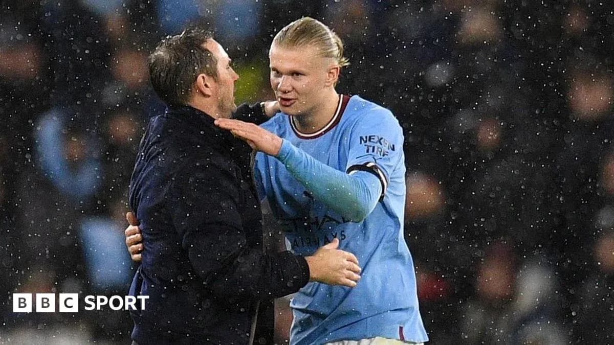 Entrenador y jugador de Manchester City conversando Entrenador y jugador de Manchester City conversando