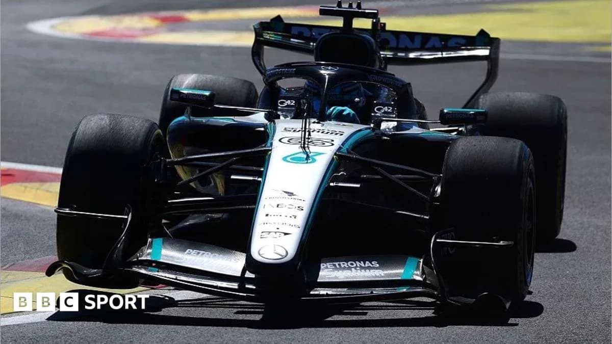 Coche de Fórmula 1 de Mercedes en pista Coche de Fórmula 1 de Mercedes en pista