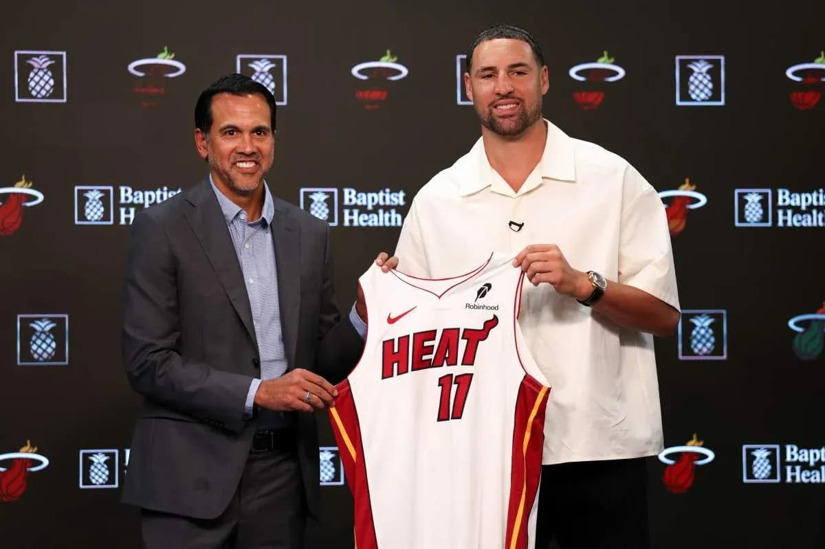 Entrenador y jugador presentan camiseta del Miami Heat Entrenador y jugador presentan camiseta del Miami Heat