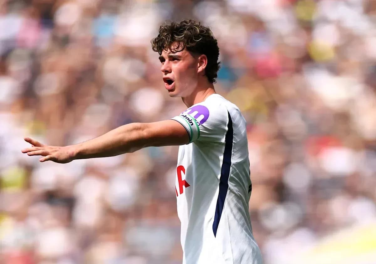 Jugador de Tottenham señalando durante un partido Jugador de Tottenham señalando durante un partido