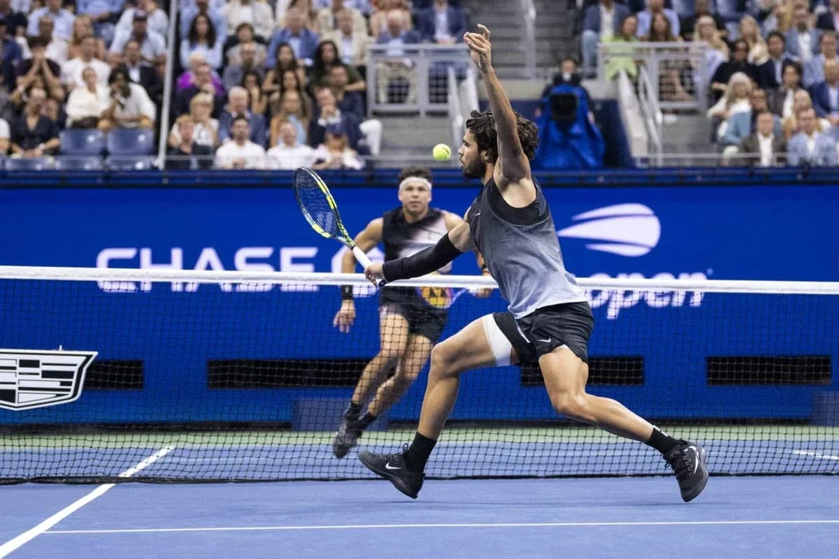 Jugador golpeando la pelota en un partido de tenis Jugador golpeando la pelota en un partido de tenis