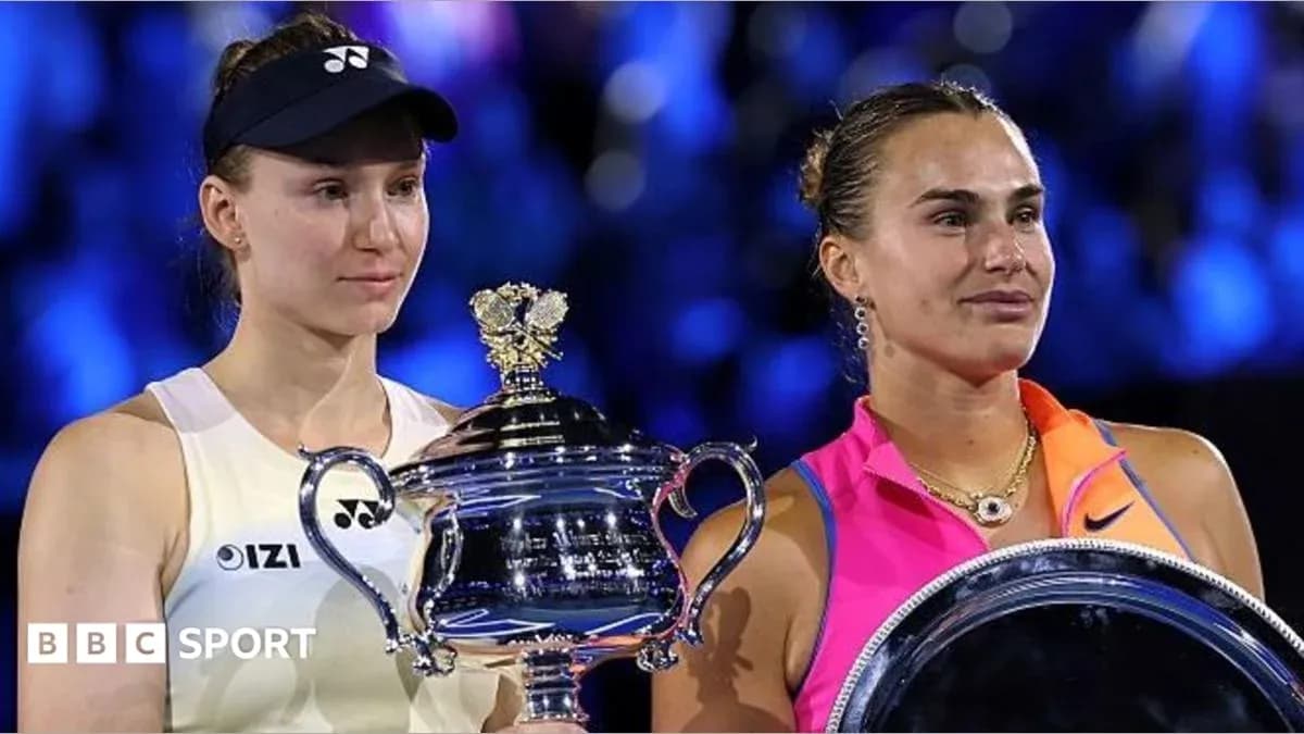 Jugadoras sosteniendo trofeos tras la final de tenis Jugadoras sosteniendo trofeos tras la final de tenis