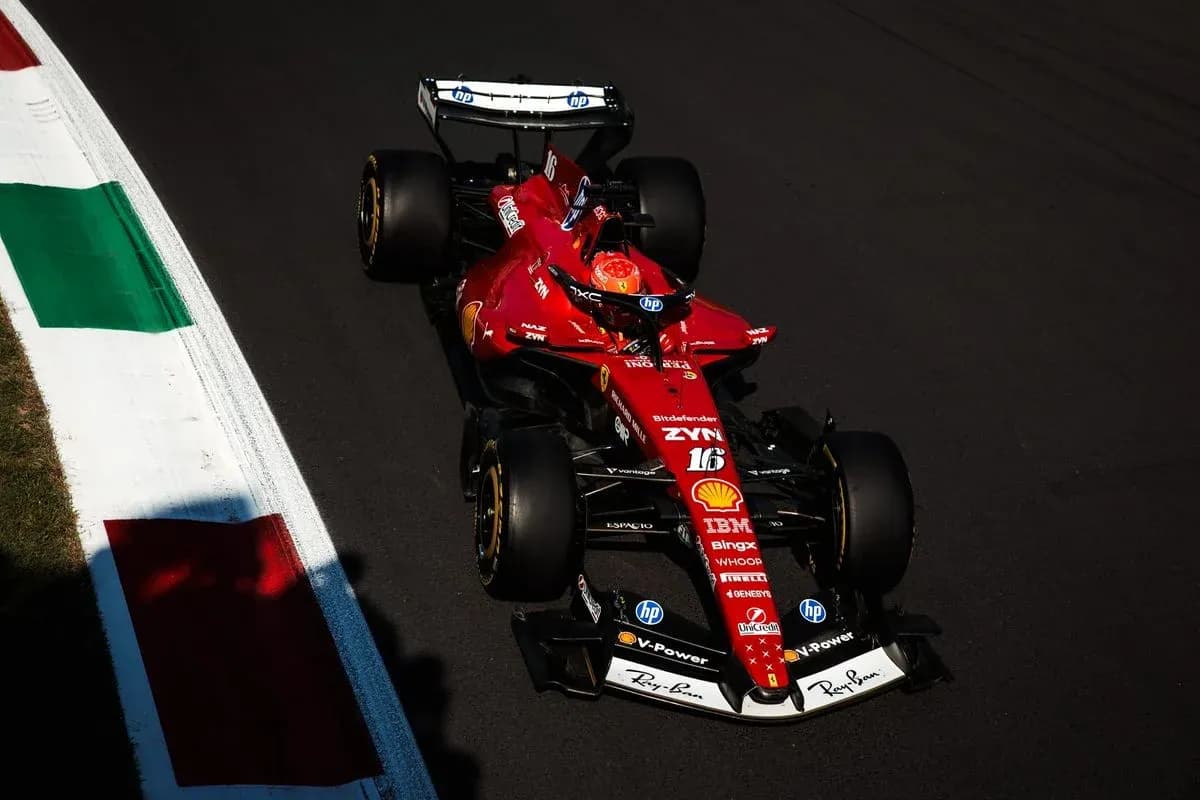 Auto de Fórmula 1 de Ferrari en curva Auto de Fórmula 1 de Ferrari en curva