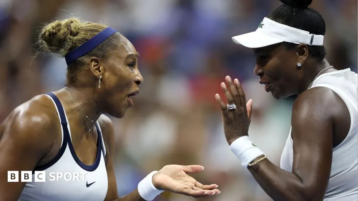 Serena y Venus Williams conversando en la cancha Serena y Venus Williams conversando en la cancha