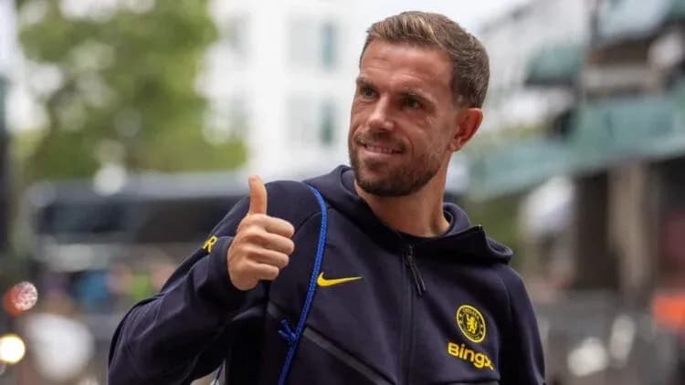 Jugador de Chelsea haciendo gesto de pulgar arriba Jugador de Chelsea haciendo gesto de pulgar arriba