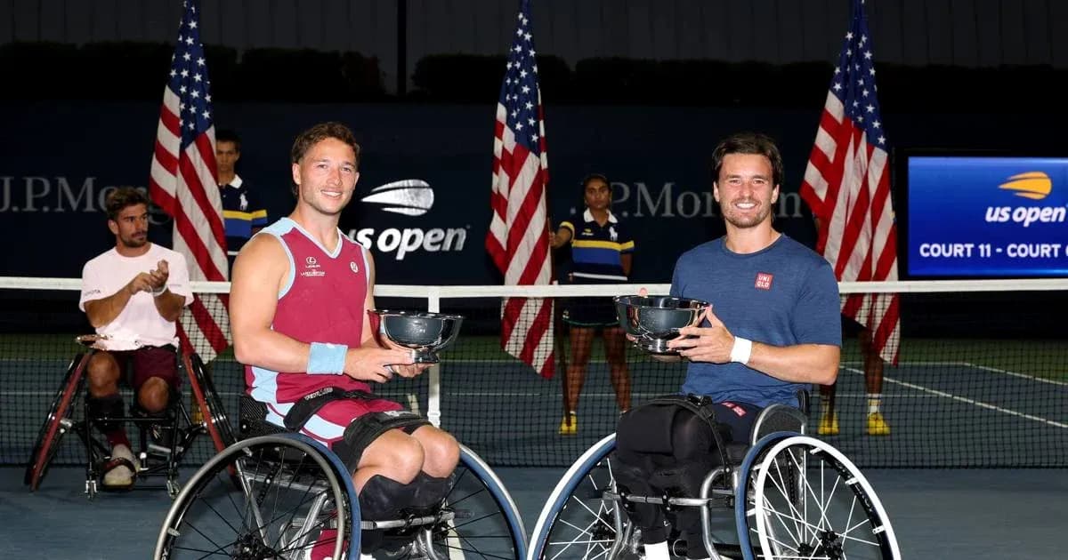 Jugadores de tenis en sillas de ruedas con trofeos Jugadores de tenis en sillas de ruedas con trofeos
