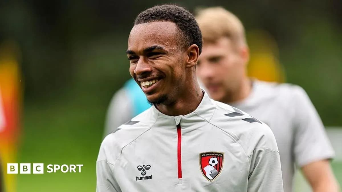 Jugador de AFC Bournemouth sonriendo durante entrenamiento Jugador de AFC Bournemouth sonriendo durante entrenamiento