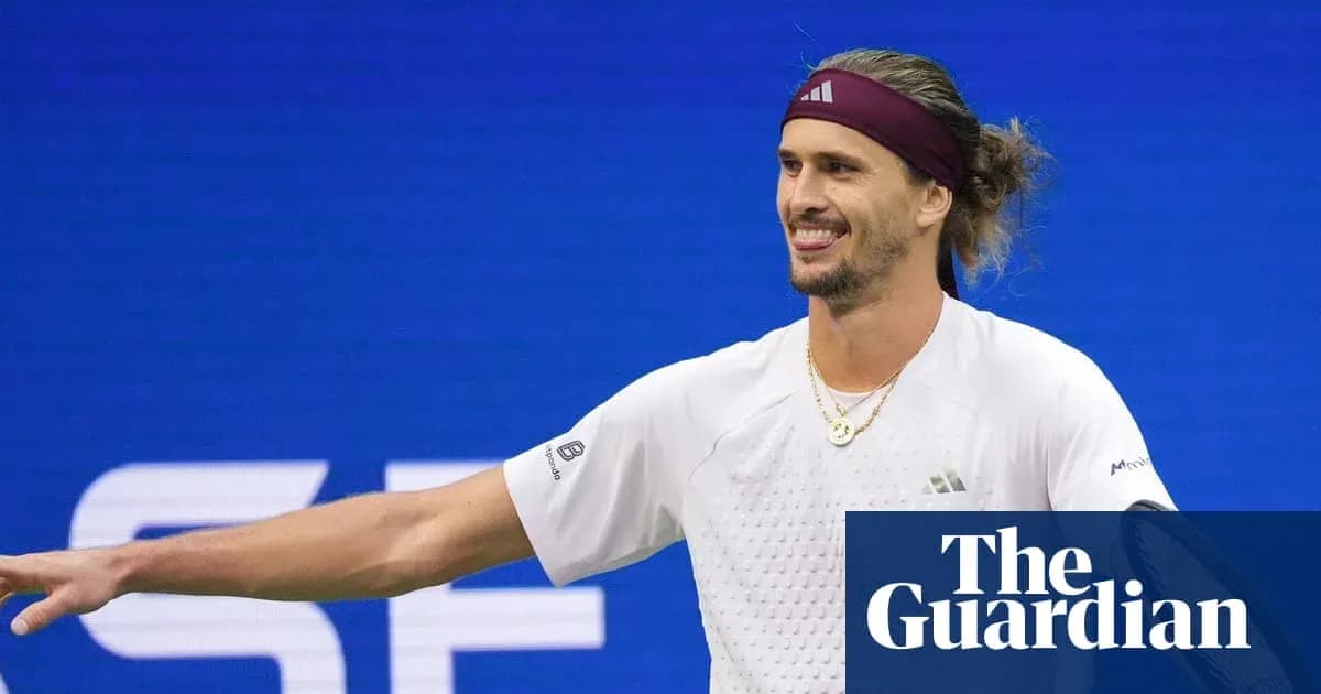 Jugador de tenis sonriendo durante un partido Jugador de tenis sonriendo durante un partido