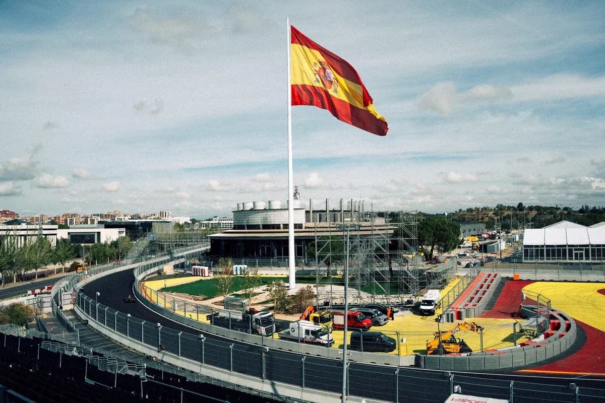 Circuito con bandera de España y vehículos en construcción Circuito con bandera de España y vehículos en construcción
