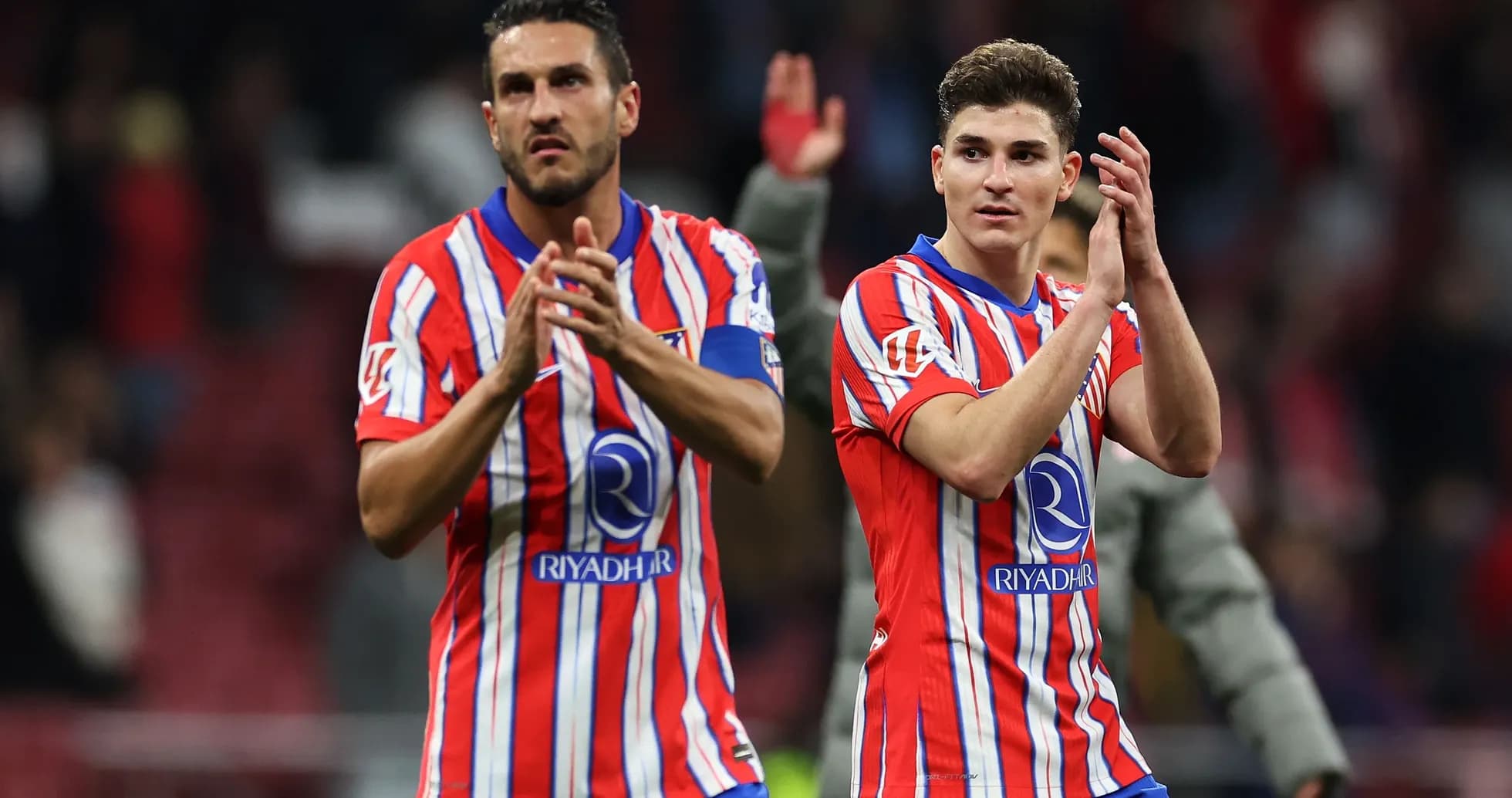 Jugadores de Atlético de Madrid aplaudiendo al público Jugadores de Atlético de Madrid aplaudiendo al público