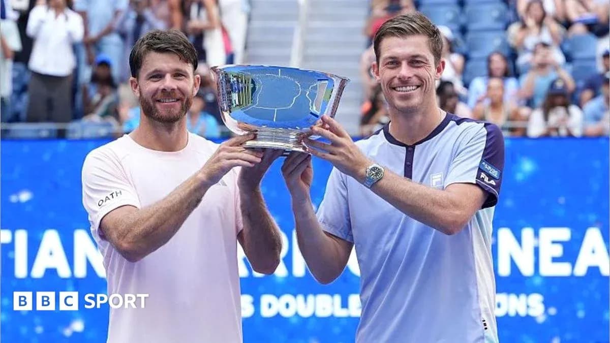 Jugadores sosteniendo trofeo de dobles en celebración Jugadores sosteniendo trofeo de dobles en celebración