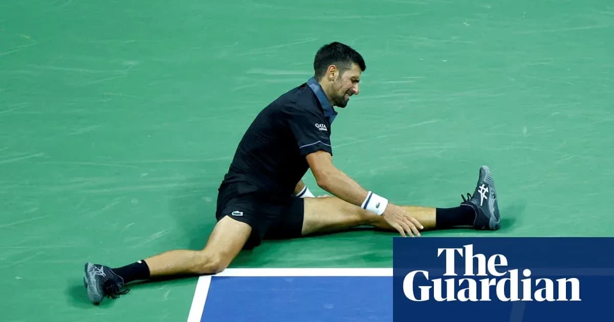 Novak Djokovic estirándose en la cancha de tenis Novak Djokovic estirándose en la cancha de tenis