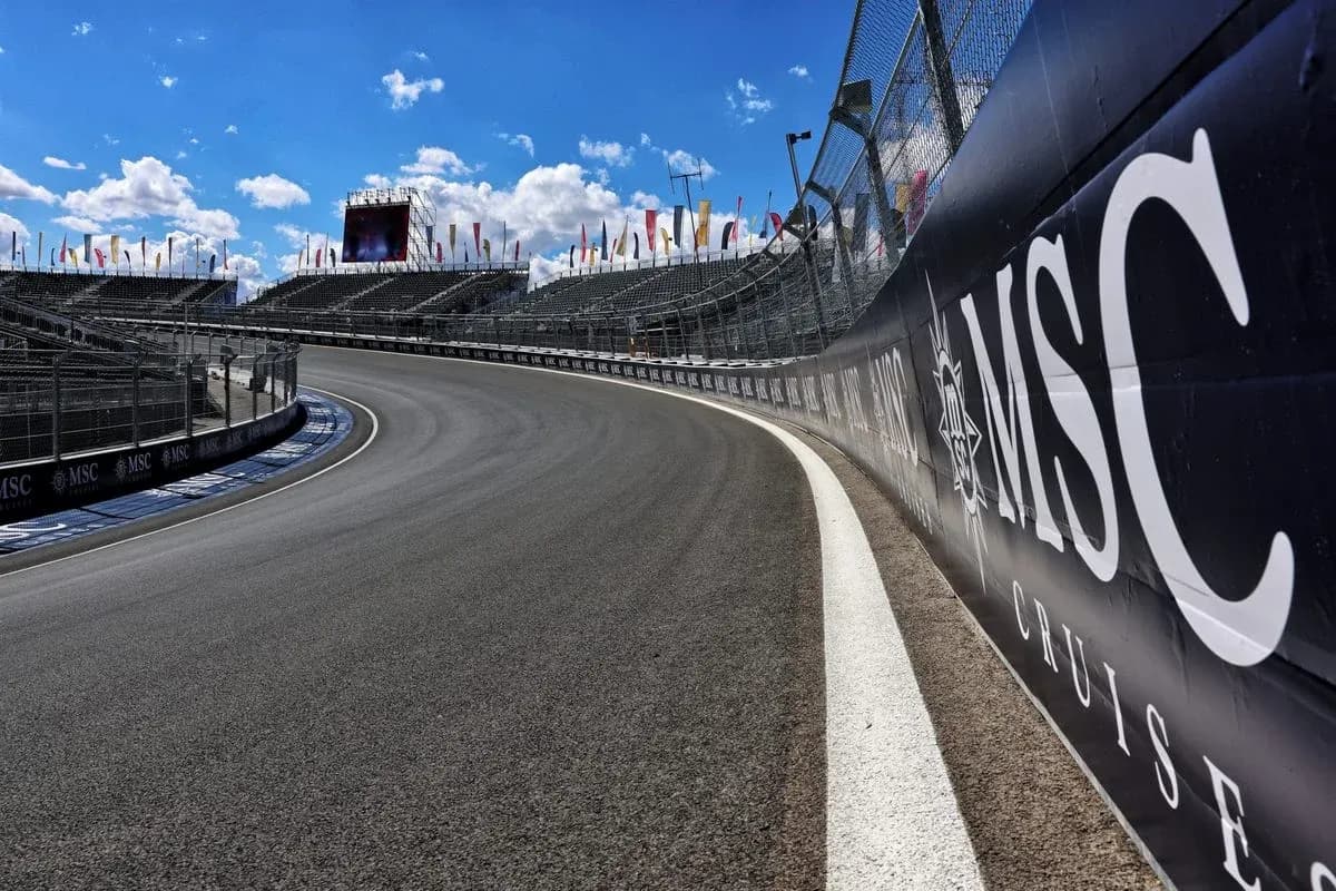 Curva de pista de carreras con gradas vacías Curva de pista de carreras con gradas vacías