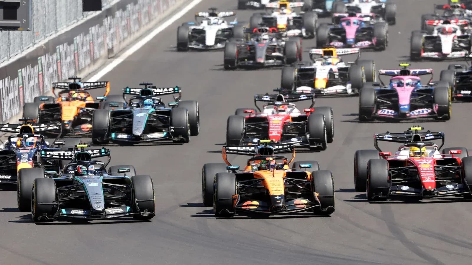 Varios coches de Fórmula 1 compitiendo en la pista Varios coches de Fórmula 1 compitiendo en la pista