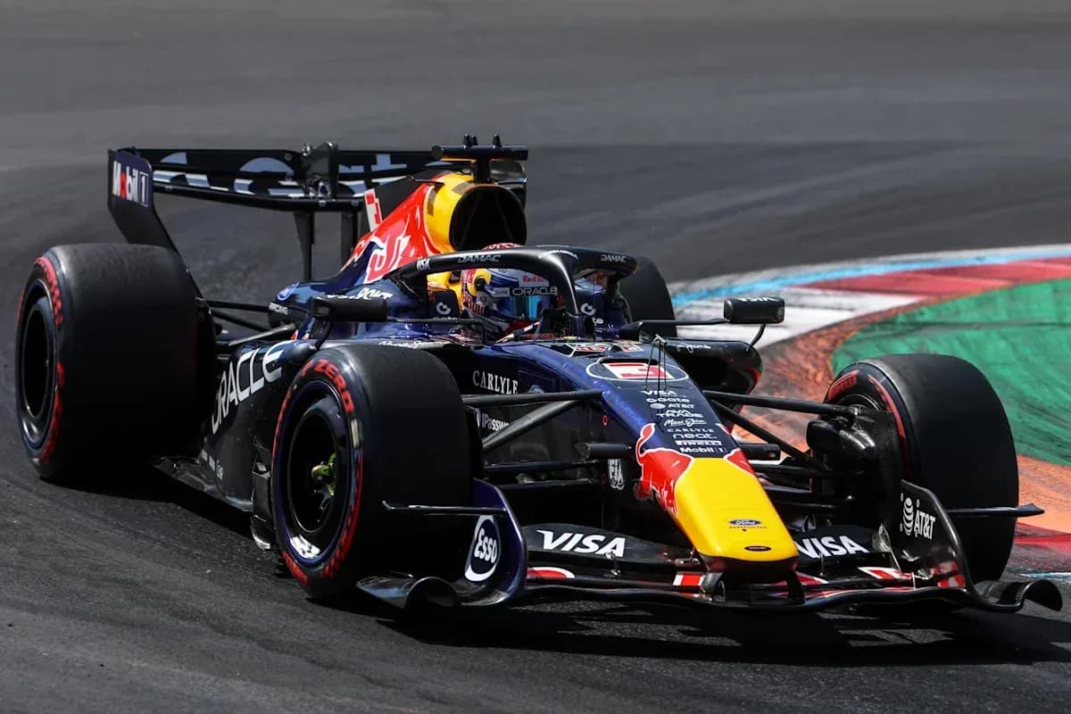 Coche de Fórmula 1 de Red Bull en curva Coche de Fórmula 1 de Red Bull en curva
